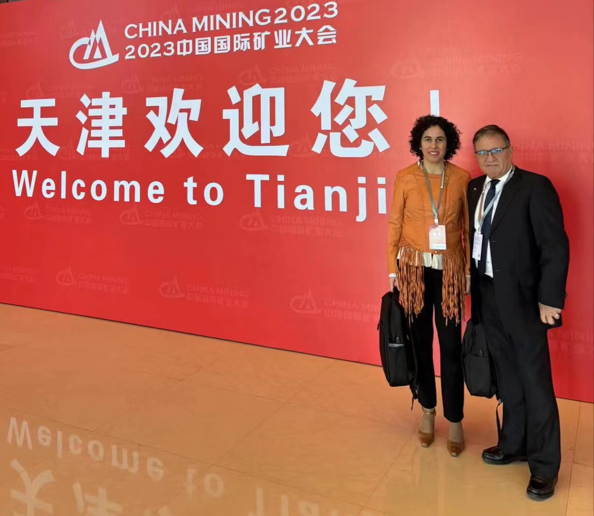 Marcelo Pugliesi, Director Nacional de Minería y Geología de Uruguay, y la asesora Viviana Gianotti García participan en la 25ª Conferencia y Exposición de Minería de China (China Mining 2023), Tianjing, 27 de octubre del 2023. (Foto: cortesía)