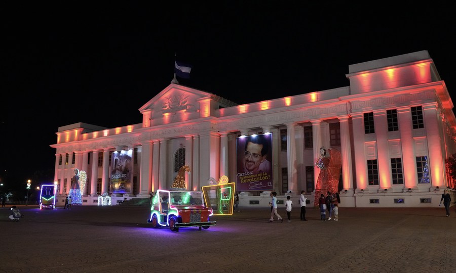 Imagen del 9 de diciembre de 2022 del Palacio Nacional totalmente iluminado de rojo como saludo al pueblo y Gobierno de China, en Managua, Nicaragua. (Xinhua/Xi Yue)