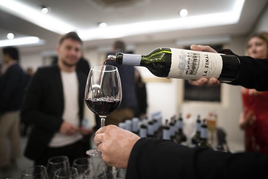 Imagen del 29 de septiembre de 2022 de un trabajador sirviendo una copa de vino premium "La Final" de la bodega "Mendoza Vineyards" durante un evento dedicado al vino y al moutai en la sede de la Fundación ICBC, en la ciudad de Buenos Aires, capital de Argentina.  (XinhuaMartín Zabala) 