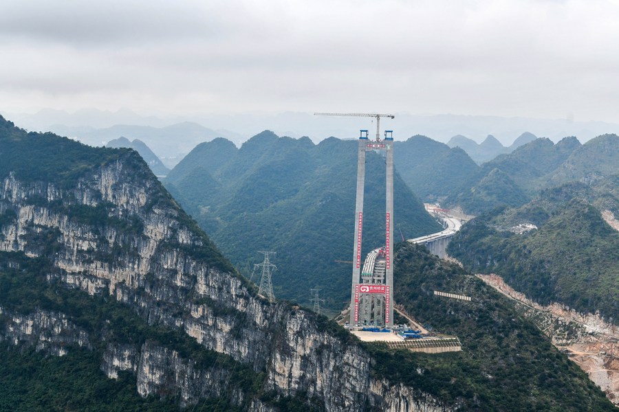 La foto, tomada el 8 de noviembre de 2023, muestra el sitio de construcción del puente del gran cañón de Huajiang, en la provincia suroccidental china de Guizhou.(Xinhua/Yang Wenbin)