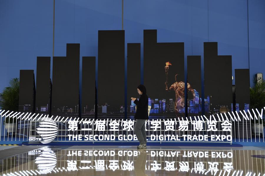 Una visitante es vista en la II Exposición Global de Comercio Digital, en Hangzhou, en la provincia de Zhejiang, en el este de China, el 23 de noviembre de 2023. (Xinhua/Liu Lingyi) 