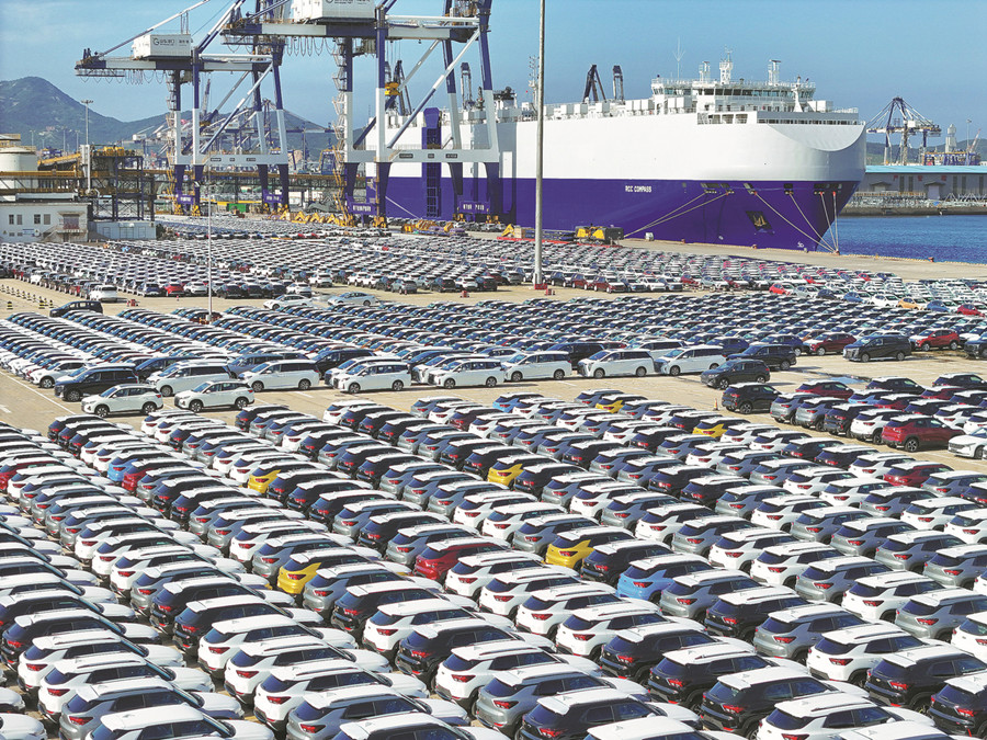 Automóviles destinados a la exportación esperan ser cargados en el puerto de Yantai, provincia de Shandong. [Foto: Tang Ke/China Daily]