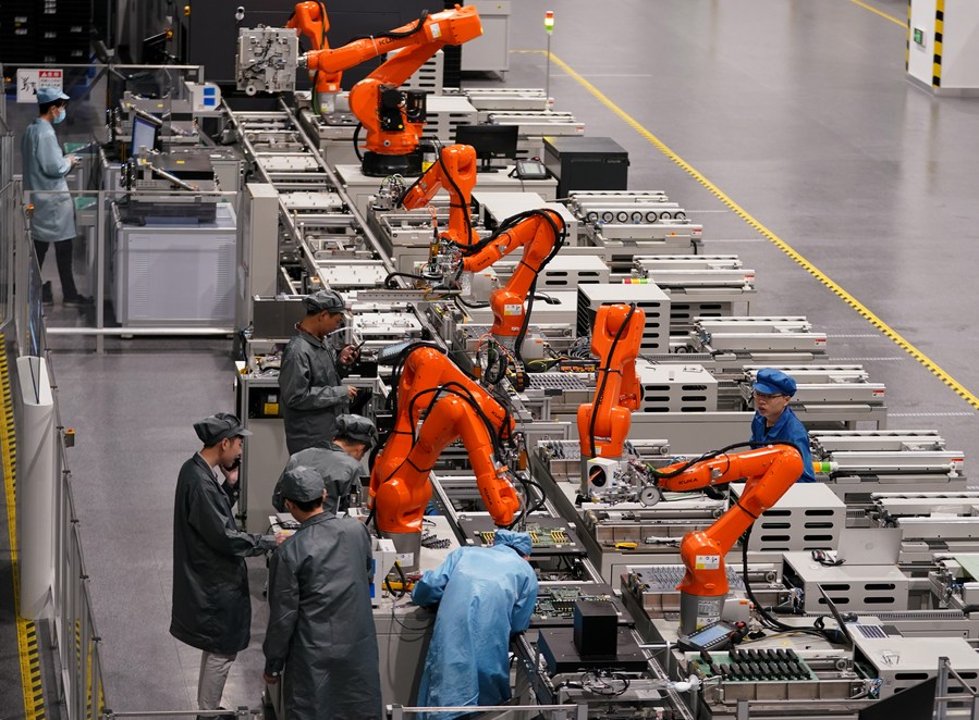 Obreros técnicos trabajan en una línea de producción de una fábrica del futuro de la empresa Unisplendour Corporation Limited (UNIS) en el distrito de Xiaoshan de Hangzhou, capital de la provincia oriental china de Zhejiang, el 27 de abril de 2023. (Xinhua/Han Chuanhao)