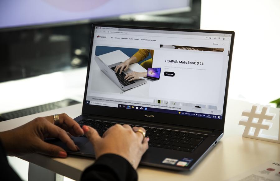 Imagen del 2 de junio de 2022 de una mujer utilizando una computadora portátil "Huawei Matebook D14" durante una presentación de novedades para el mercado argentino en la sede de la compañía tecnológica china Huawei, en la ciudad de Buenos Aires, Argentina.  (XinhuaMartín Zabala) 