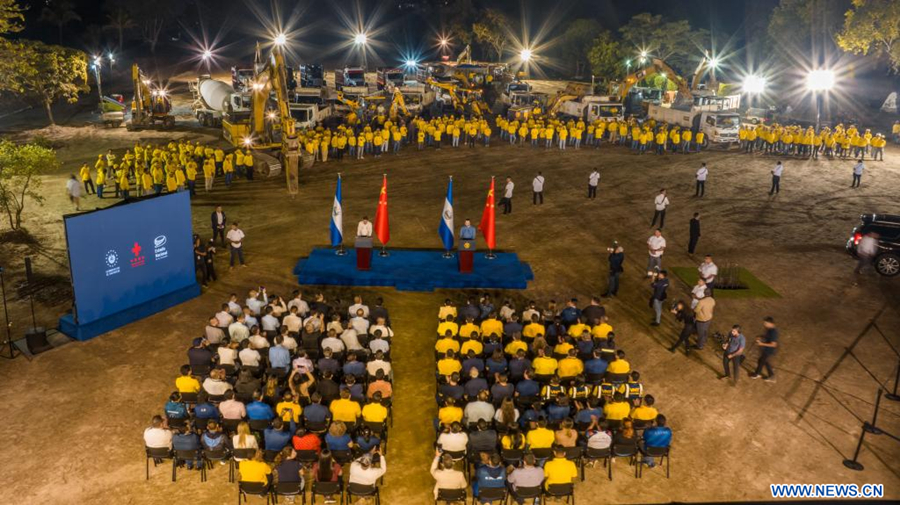 SAN SALVADOR, 1 diciembre, 2023 (Xinhua) -- Imagen cedida por la Presidencia de El Salvador tomada con un dron el 30 de noviembre de 2023 del embajador de China en El Salvador, Zhang Yanhui (i-atrás) y el presidente salvadoreño, Nayib Bukele (d-atrás), participando en el acto de colocación de la primera piedra para la construcción del nuevo Estadio Nacional, en el departamento de San Salvador, El Salvador. (Xinhua/Presidencia de El Salvador)