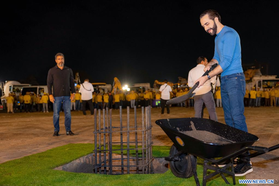 SAN SALVADOR, 1 diciembre, 2023 (Xinhua) -- Imagen cedida por la Presidencia de El Salvador del 30 de noviembre de 2023 del presidente salvadoreño, Nayib Bukele (frente), arrojando tierra con una pala durante el acto de colocación de la primera piedra para la construcción del nuevo Estadio Nacional, en el departamento de San Salvador, El Salvador. (Xinhua/Presidencia de El Salvador)