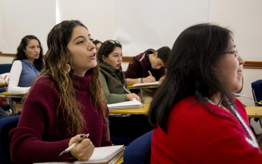 Imagen del 17 de junio de 2019, de estudiantes ecuatorianos participando en una clase de chino, en el Instituto Confucio en la Universidad San Francisco de Quito (USFQ), en Quito, capital de Ecuador.  (XinhuaSantiago Armas) 