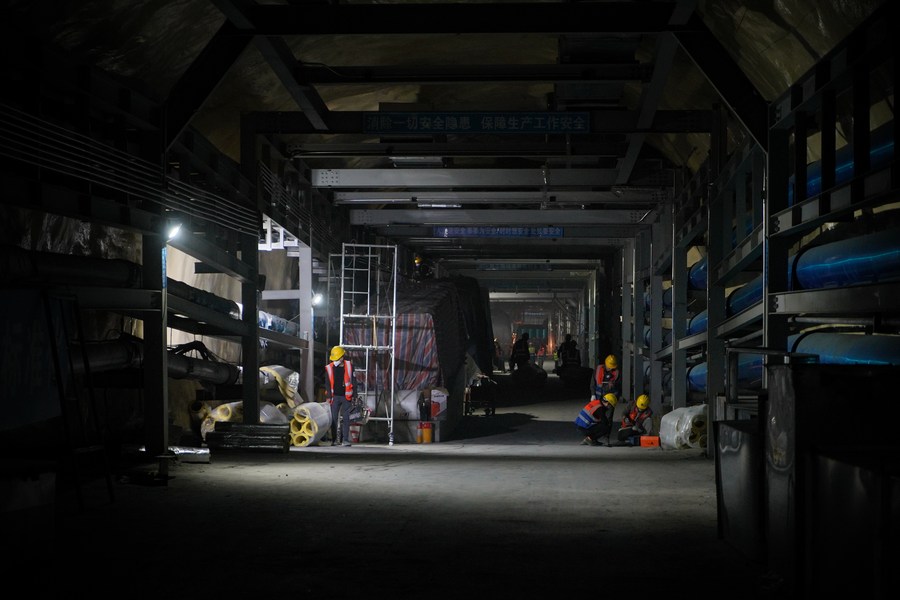 Obreros trabajan en la construcción de la segunda fase del Laboratorio Subterráneo Jinping de China, en la provincia suroccidental de Sichuan, el 19 de septiembre de 2023. (Xinhua/Xue Chen)