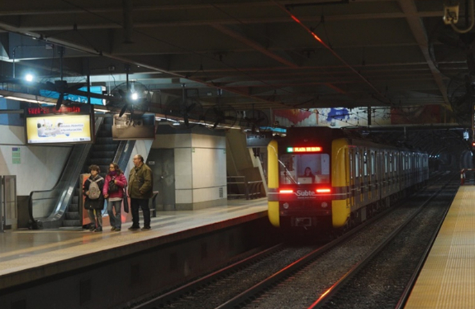 Pasajeros de Buenos Aires disfrutan los trenes "Hechos en China"