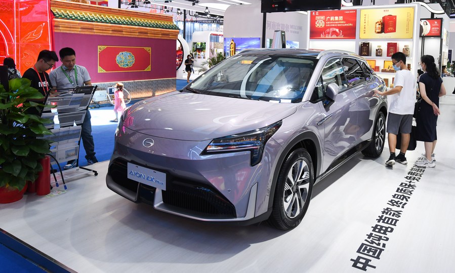 Visitantes observan un automóvil eléctrico en la 2ª Exposición Internacional de Productos de Consumo de China, en Haikou, en la provincia de Hainan, en el sur de China, el 28 de julio de 2022. (Xinhua/Yang Guanyu)