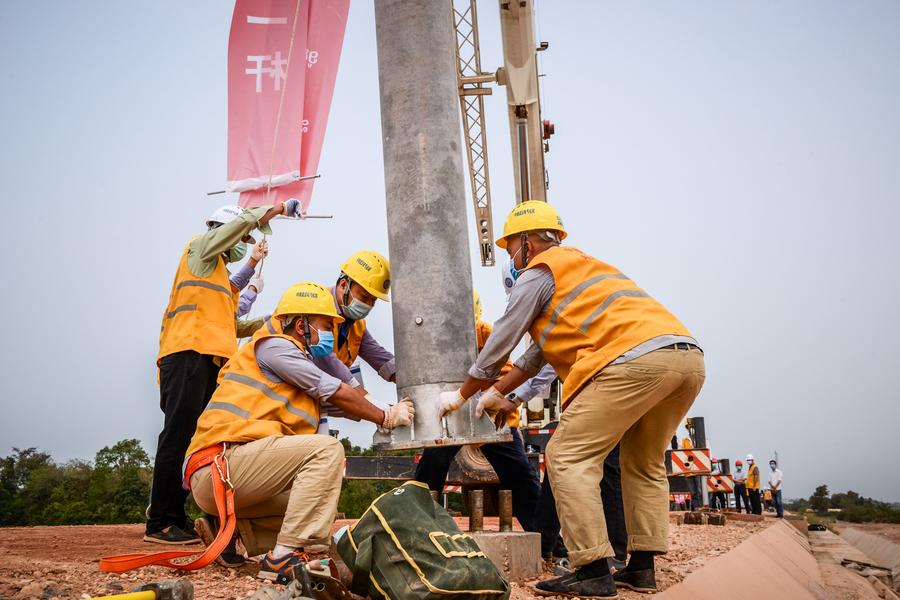 Trabajadores plantan el primer polo de ingeniería en el sitio de construcción del proyecto ferroviario China-Laos en Vientiane, Laos, el 15 de marzo de 2020. (Xinhua/Alan Liu) 
