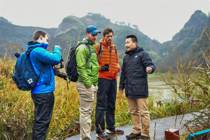 Expertos extranjeros en senderismo recorren la montañas Xuefeng de Hunan. (Foto: cortesía de Hunan Xuefeng Mountain Ecological Culture Tourism)