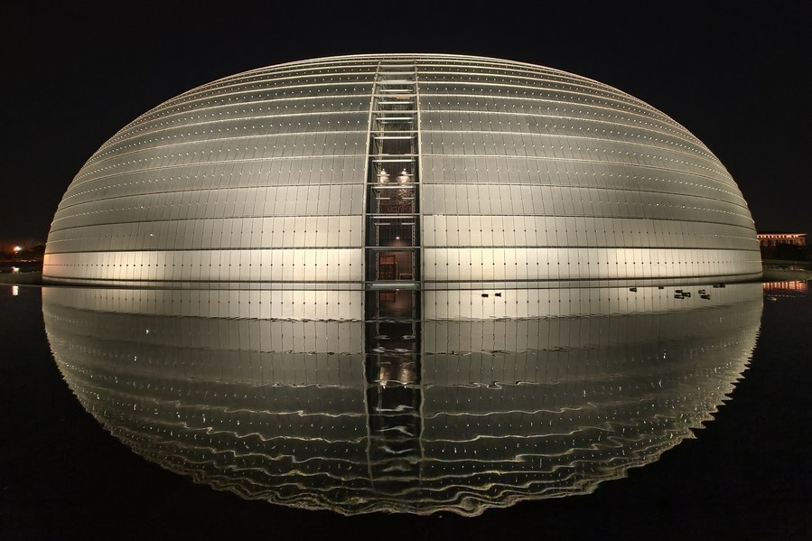 Panorámica del Centro Nacional de Artes Escénicas de Beijing, la capital de China. (Xinhua/Meng Tao)