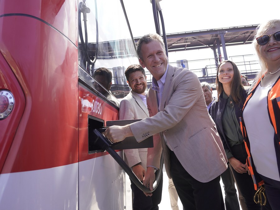 Imagen del 2 de diciembre de 2023 cedida por el Ministerio de Transportes y Telecomunicaciones de Chile del ministro de Transporte y Telecomunicaciones chileno, Juan Carlos Muñoz (c), cargando un autobús eléctrico durante la inauguración de la primera flota de buses eléctricos de origen chino, en la ciudad de Antofagasta, Chile. (Xinhua/Ministerio de Transportes y Telecomunicaciones de Chile)