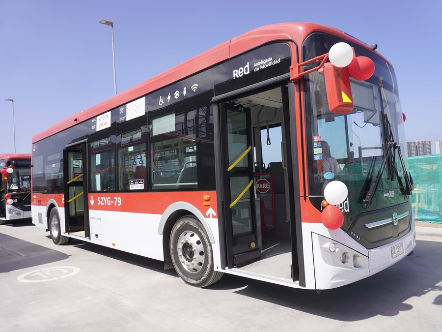 Imagen del 2 de diciembre de 2023 cedida por el Ministerio de Transportes y Telecomunicaciones de Chile de un conductor preparándose para poner en marcha un autobús eléctrico durante la inauguración de la primera flota de buses eléctricos de origen chino, en la ciudad de Antofagasta, Chile. (Xinhua/Ministerio de Transportes y Telecomunicaciones de Chile)