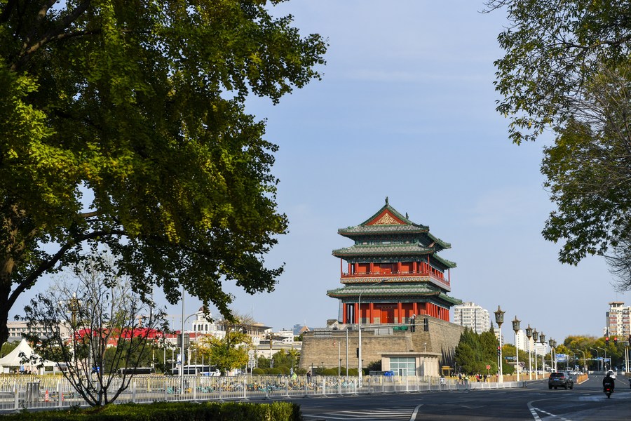 Vista de la Puerta Zhengyang, o Puerta de Qianmen, que fue catalogada como una de las unidades de protección de reliquias culturales nacionales clave en 1988. La estructura está situada en el Eje Central de Beijing, la capital de China. (Xinhua/Ju Huanzong)