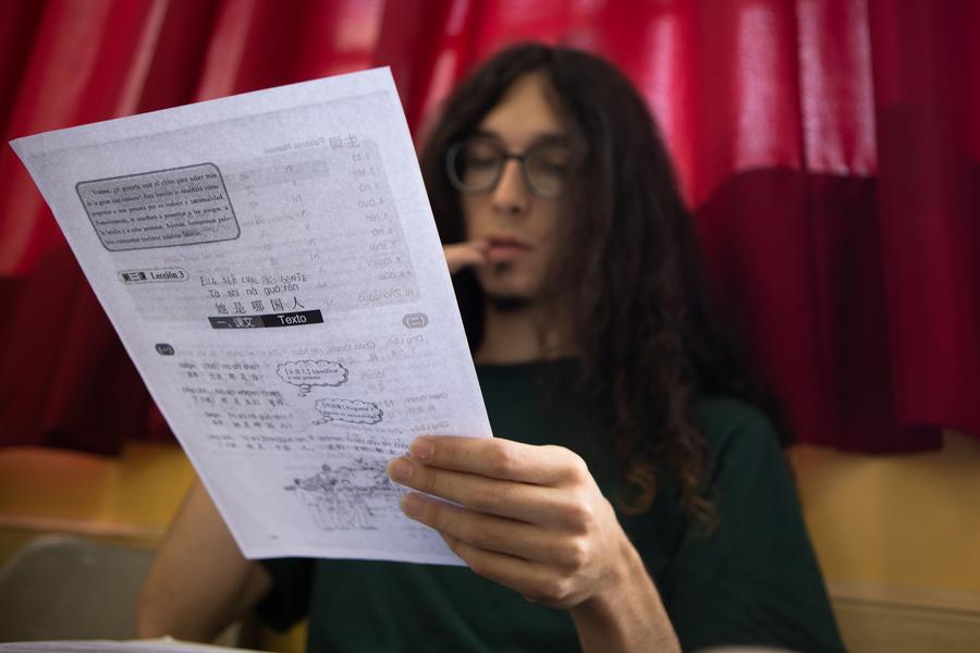 Imagen del 9 de noviembre de 2022 de un alumno repasando una lección durante una clase de idioma chino mandarín en una de las aulas del Centro Universitario de Idiomas (CUI) de la Universidad de Buenos Aires, en la ciudad de Buenos Aires, capital de Argentina. (Xinhua/Martín Zabala) 