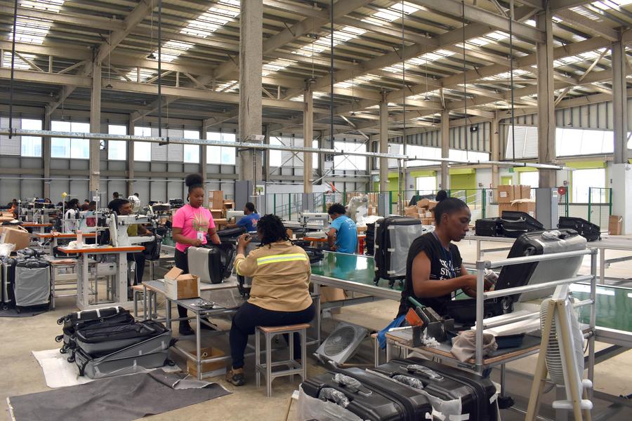 Imagen del 5 de septiembre de 2023 de empleados trabajando en la fabricación de maletas en una instalación del moderno polígono industrial Phoenix Park, construido por la empresa china Beijing Construction Engineering Group (BCEG), en Puerto España, Trinidad y Tobago. (Xinhua/Zhu Wanjun)