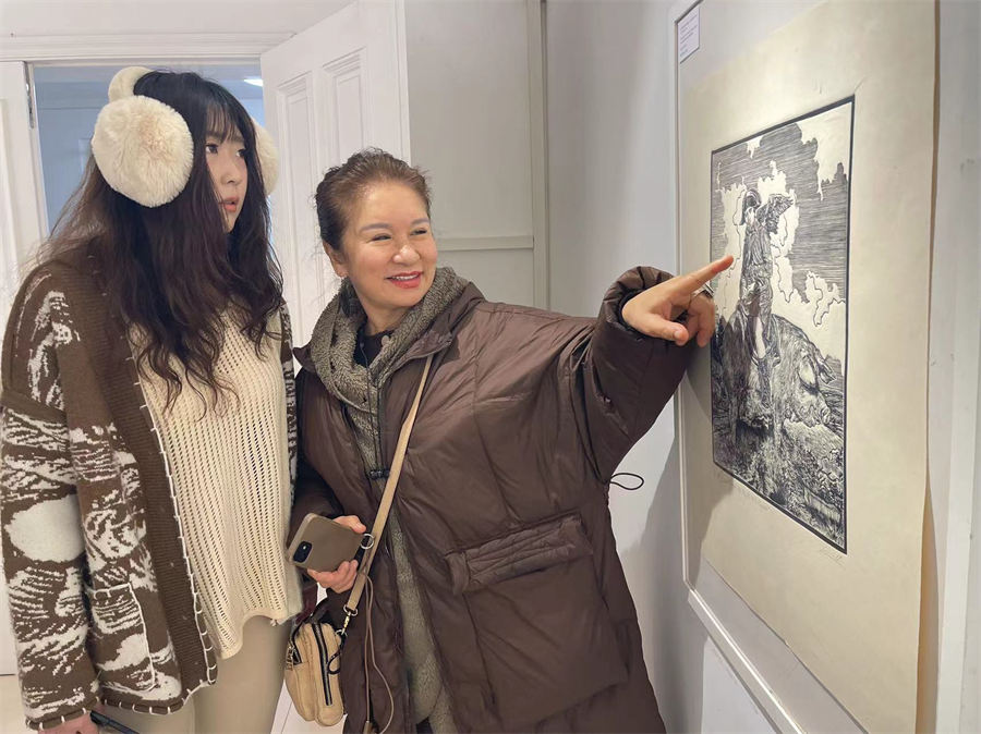 La exposición de grabados de Lacy Duarte, Pedro Peralta y Florencia de Palleja atrajo al público chino, Beijing, 11 de enero del 2024. (Foto: YAC)