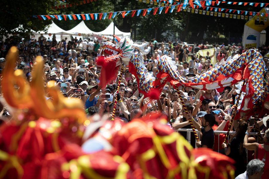  Artistas marciales de la Asociación Lung Chuan, realizan una "Danza del Dragón", durante las celebraciones del Año Nuevo Lunar chino, en la Plaza Parques Nacionales Argentinos, en Buenos Aires, capital de Argentina, el 22 de enero de 2023. (Xinhua/Martín Zabala) 