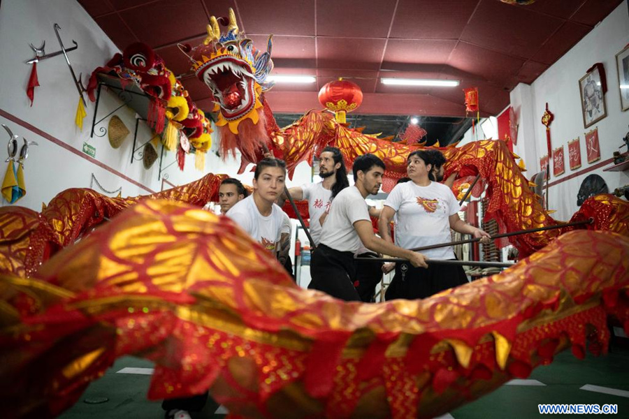LA PLATA, 20 enero, 2024 (Xinhua) -- Imagen del 9 de enero de 2024 de integrantes de la escuela Mei Hua de Kung Fu tradicional practicando la danza del dragón previo a participar en las celebraciones en Argentina por la Fiesta de Primavera del Año del Dragón en la sede de la escuela, en la ciudad de La Plata, Argentina. El dragón chino, un emblema de la milenaria cultura del país asiático, se prepara en Argentina para rugir durante los festejos por el Año Nuevo Lunar que se harán en las ciudades de Buenos Aires y La Plata, de la mano de maestros y estudiantes de una escuela de arte marcial chino que lo ponen a punto con dedicación y esmero. (Xinhua/Martín Zabala)