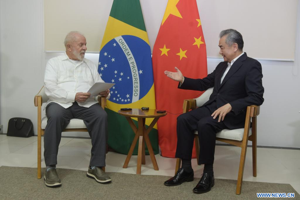 l presidente brasileño, Luiz Inácio Lula da Silva, se reúne con el visitante ministro de Relaciones Exteriores chino, Wang Yi, también miembro del Buró Político del Comité Central del Partido Comunista de China, en Fortaleza, Brasil, el 19 de enero de 2024. (Xinhua/Lucio Tavora)