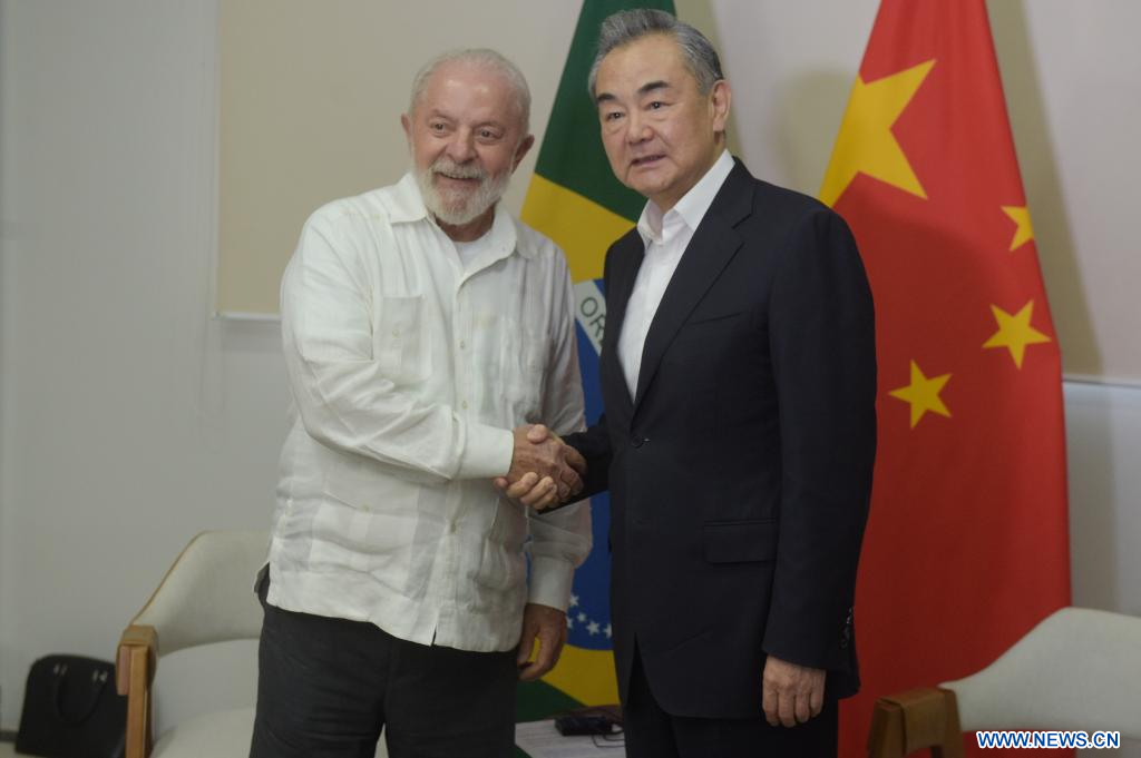 El presidente brasileño, Luiz Inácio Lula da Silva, se reúne con el visitante ministro de Relaciones Exteriores chino, Wang Yi, también miembro del Buró Político del Comité Central del Partido Comunista de China, en Fortaleza, Brasil, el 19 de enero de 2024. (Xinhua/Lucio Tavora)