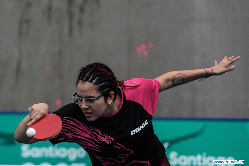 Imagen del 21 de enero de 2024 de Romina Barrientos, de Chile, compitiendo durante la final femenina del torneo de tenis de mesa Copa República Popular China, ante Beatriz Campillay, de Chile, en la ciudad de Viña del Mar, Chile. (Xinhua/Jorge Villegas)