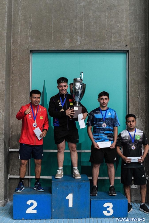 VIÑA DEL MAR, 22 enero, 2024 (Xinhua) -- Imagen del 21 de enero de 2024 de Jorge Paredes (2-i), de Chile, sosteniendo el trofeo después de ganar la final masculina del torneo de tenis de mesa Copa República Popular China, ante Cristián Miranda, de Chile, en la ciudad de Viña del Mar, Chile. (Xinhua/Jorge Villegas) 