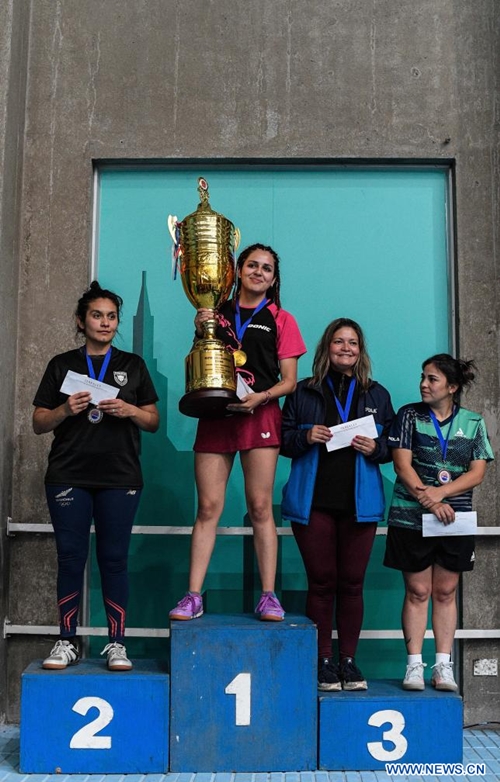 VIÑA DEL MAR, 22 enero, 2024 (Xinhua) -- Imagen del 21 de enero de 2024 de Romina Barrientos (2-i), de Chile, sosteniendo el trofeo después de ganar la final femenina del torneo de tenis de mesa Copa República Popular China, ante Beatriz Campillay, de Chile, en la ciudad de Viña del Mar, Chile. (Xinhua/Jorge Villegas)