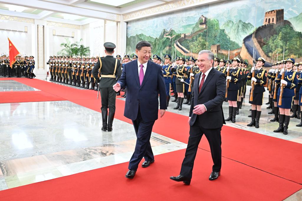 Xi y presidente uzbeko sostienen conversaciones y elevan relaciones a asociación estratégica integral a todo tiempo en la nueva era