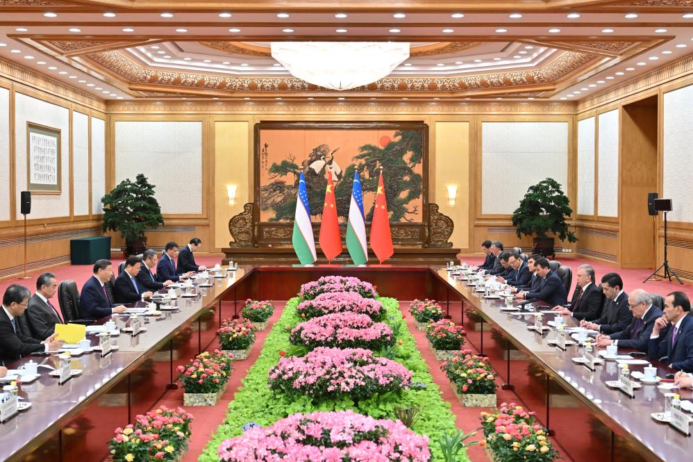 Xi y presidente uzbeko sostienen conversaciones y elevan relaciones a asociación estratégica integral a todo tiempo en la nueva era