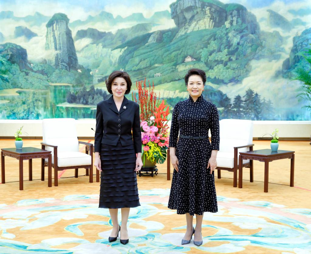 Peng Liyuan se reúne con primera dama uzbeka