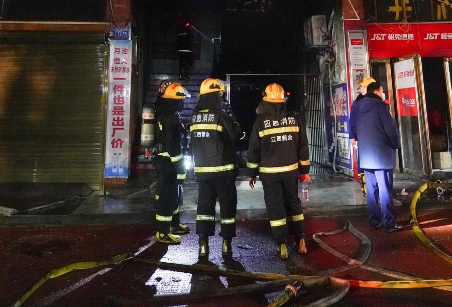 Bomberos trabajan en el sitio de un incendio en un edificio, en la ciudad de Xinyu, en la provincia de Jiangxi, en el este de China, el 24 de enero de 2024. (Xinhua/Zhou Mi)