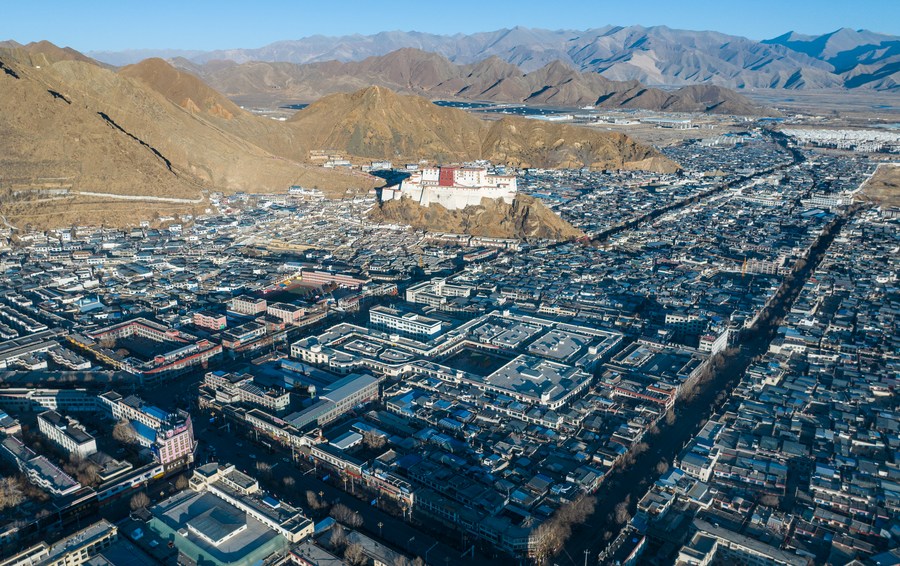 Vista aérea tomada con un dron el 14 de enero de 2024 del paisaje matutino del distrito de Sangzhuzi, en Xigaze, en la región autónoma de Xizang, en el suroeste de China. (Xinhua/Purbu Tsering)