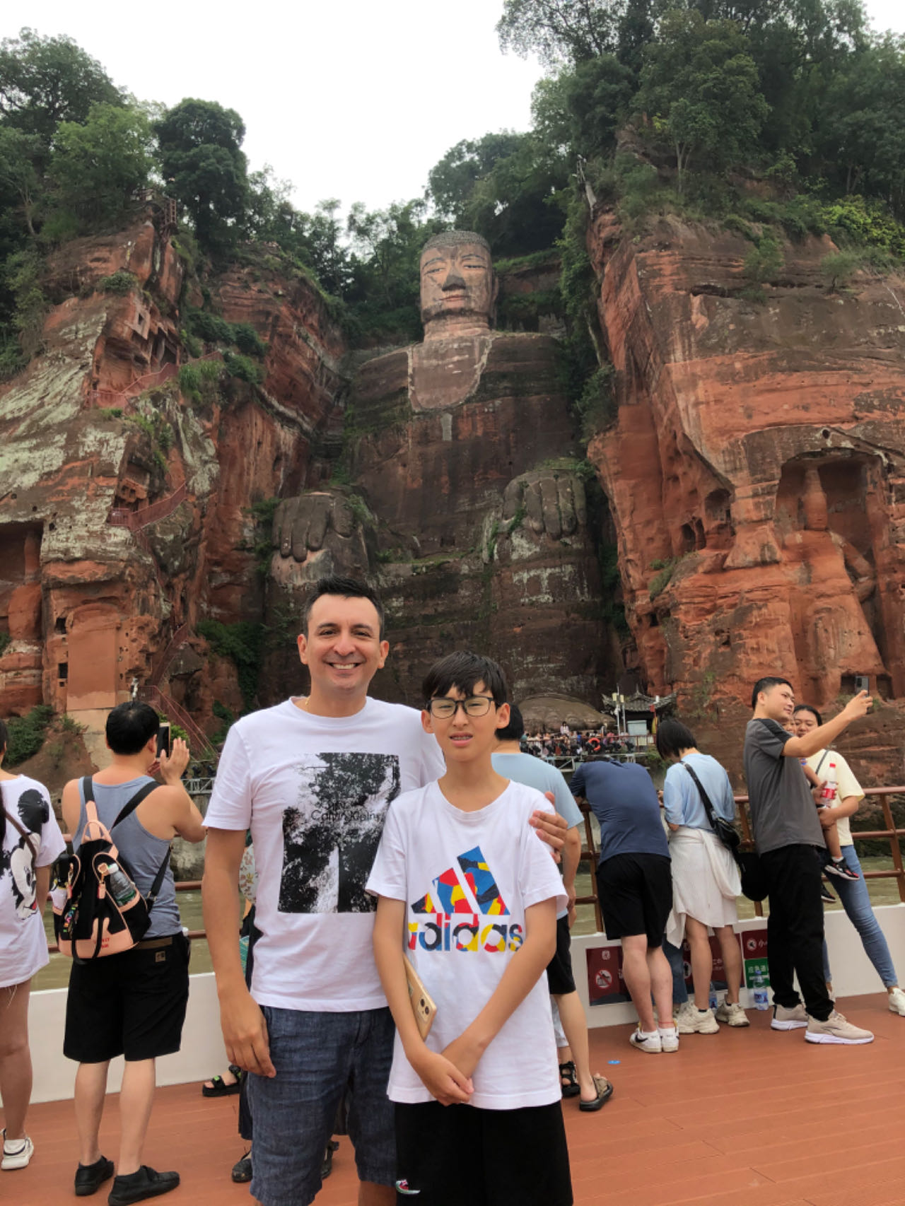 Hernando Parada junto a su hijo en China. (Foto: cortesía)