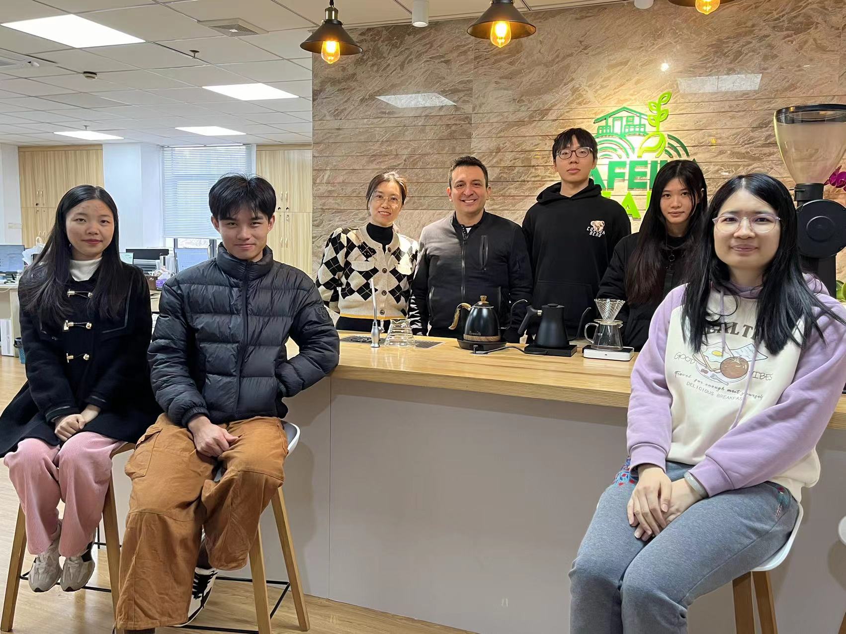 Hernando Parada (al centro), junto a su equipo de trabajo en Foshan, Guangdong. (Foto: cortesía)