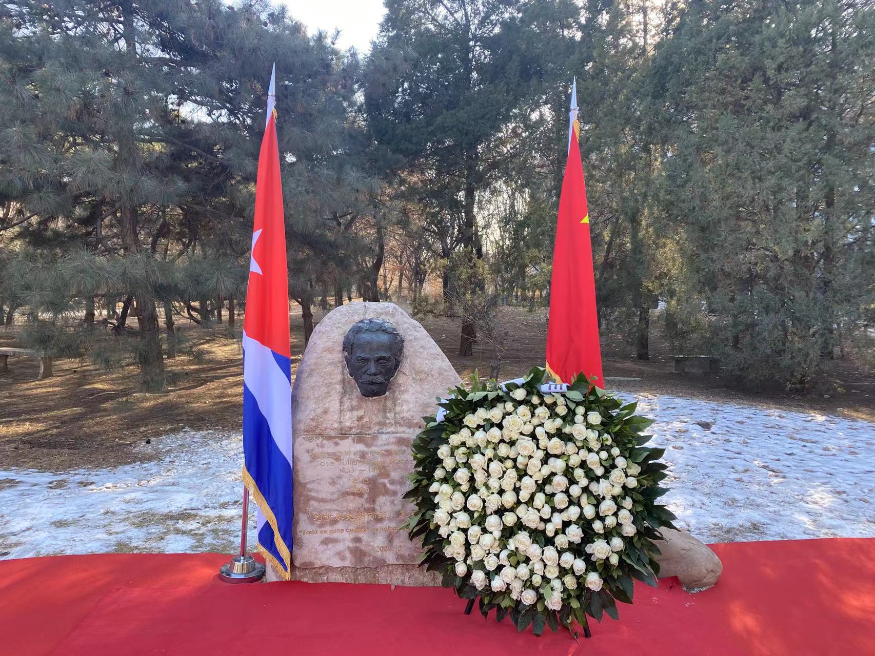 Ofrenda floral ante el busto de José Martí, obra del maestro Yuan Xikun, en el Museo Jintai de Beijing, 26 de enero del 2024. (Foto: cortesía)