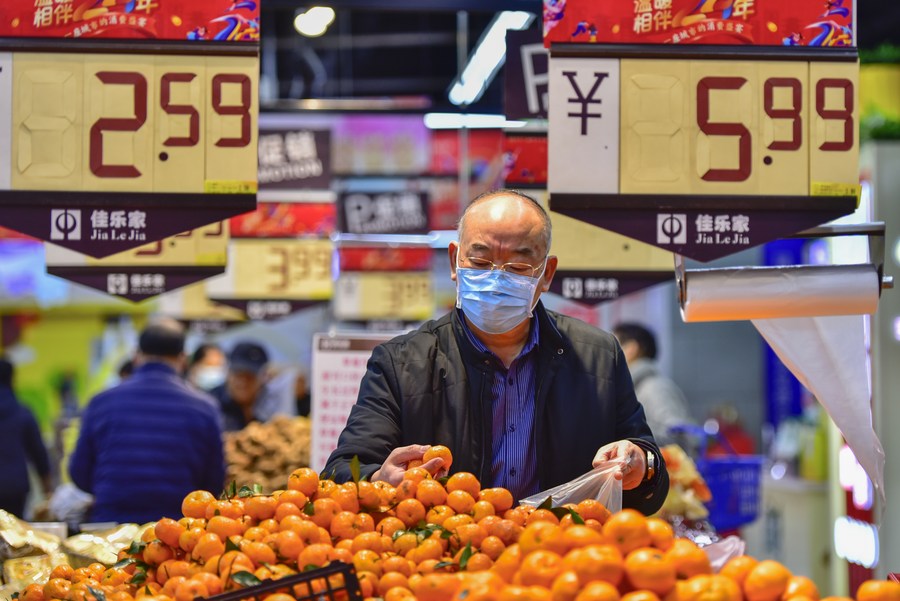 Clientes compran en un supermercado, en la ciudad de Qingzhou, en la provincia de Shandong, en el este de China, el 9 de diciembre de 2023. (Xinhua/Wang Jilin)