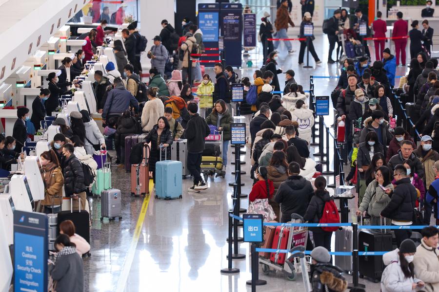 Pasajeros hacen cola para el registro en el Aeropuerto Internacional Daxing de Beijing, la capital de China, el 26 de enero de 2024. (Xinhua/Ju Huanzong)