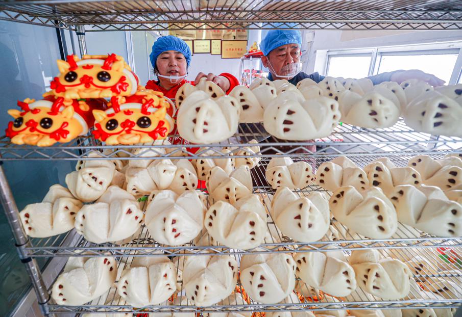 Panaderos en Rongcheng preparan bobos para el año nuevo chino