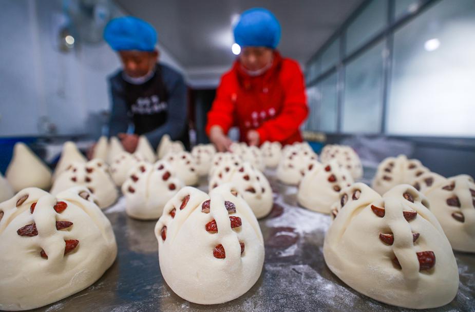 Panaderos en Rongcheng preparan bobos para el año nuevo chino