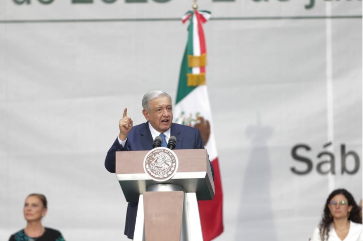 Imagen del 1 de julio de 2023 del presidente mexicano, Andrés Manuel López Obrador (c), hablando durante el Festejo por los 5 años del Triunfo Democrático para la Transformación de México, en el Zócalo de la Ciudad de México, capital de México. (Xinhua/Francisco Cañedo) 