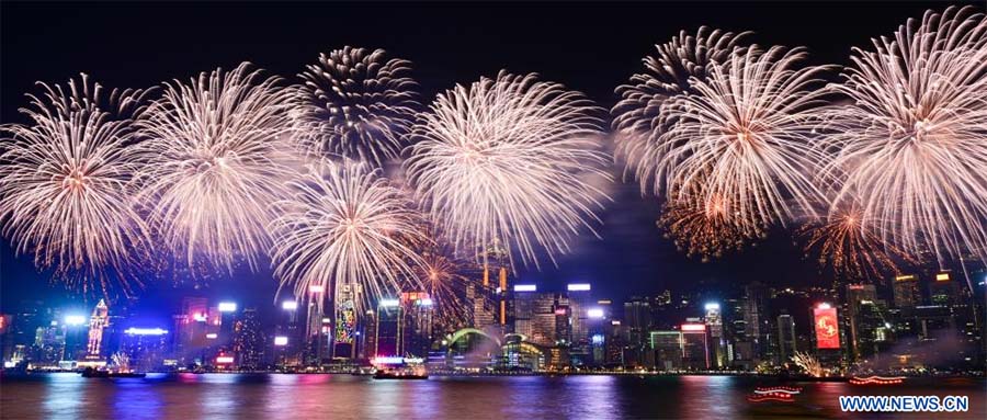 Fuegos artificiales en celebración del Festival de la Primavera iluminan el cielo sobre el puerto Victoria en Hong Kong