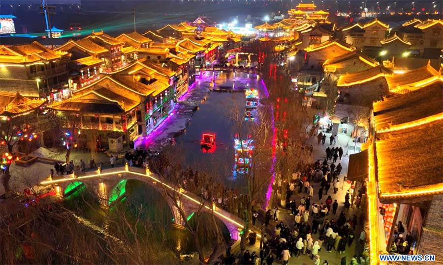 Encender y apreciar las linternas durante el Festival de la Primavera es una tradición consagrada en China