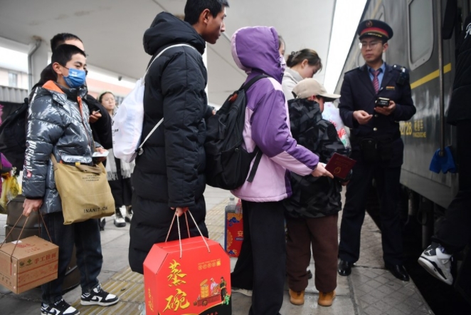 Imagen del 4 de febrero de 2024 de pasajeros abordando el tren número 7503, en la provincia de Gansu, en el noroeste de China. (Xinhua/Fang Xin)