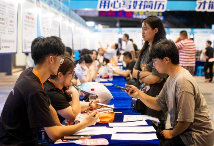 Solicitantes de empleo consultan sobre las oportunidades de trabajo en una feria de empleo para graduados universitarios en Jinhua, ciudad de la provincia oriental china de Zhejiang, el 21 de julio de 2023. (Xinhua/Shi Kuanbing)