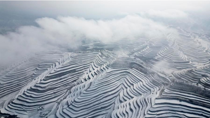 Esta foto aérea, tomada con un dron el 21 de enero de 2024, muestra el paisaje nevado en el poblado de Xuding del distrito de Yongjing, ubicado en la provincia noroccidental china de Gansu. (Xinhua/Shi Youdong)