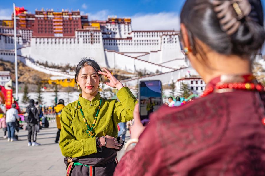 Región china de Xizang recibe más de dos millones de turistas durante vacaciones por la Fiesta de la Primavera