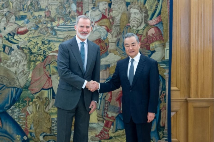 El rey de España, Felipe VI, se reúne con el ministro de Relaciones Exteriores chino, Wang Yi, también miembro del Buró Político del Comité Central del Partido Comunista de China, en Madrid, España, el 19 de febrero de 2024. (Xinhua/Gustavo Valiente)